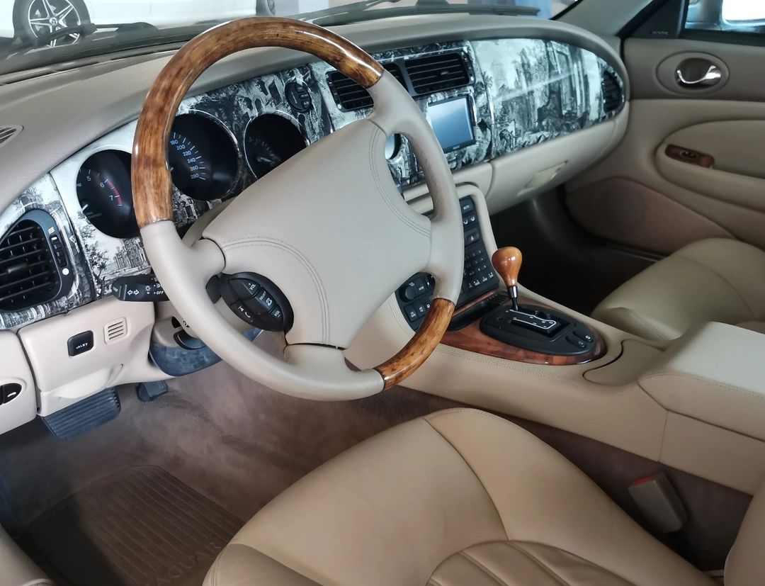 Забавный Jaguar XKR  2000 г.в.